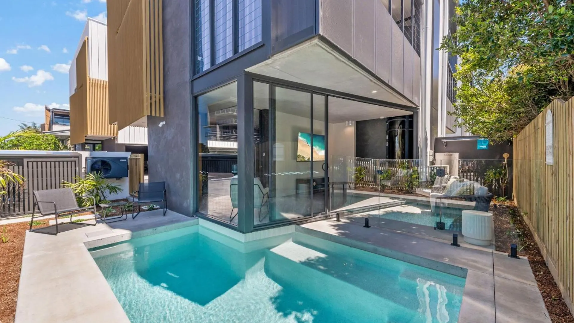 Luxurious Brand New 3 Bedroom House Near The Ocean Mooloolaba Holiday home