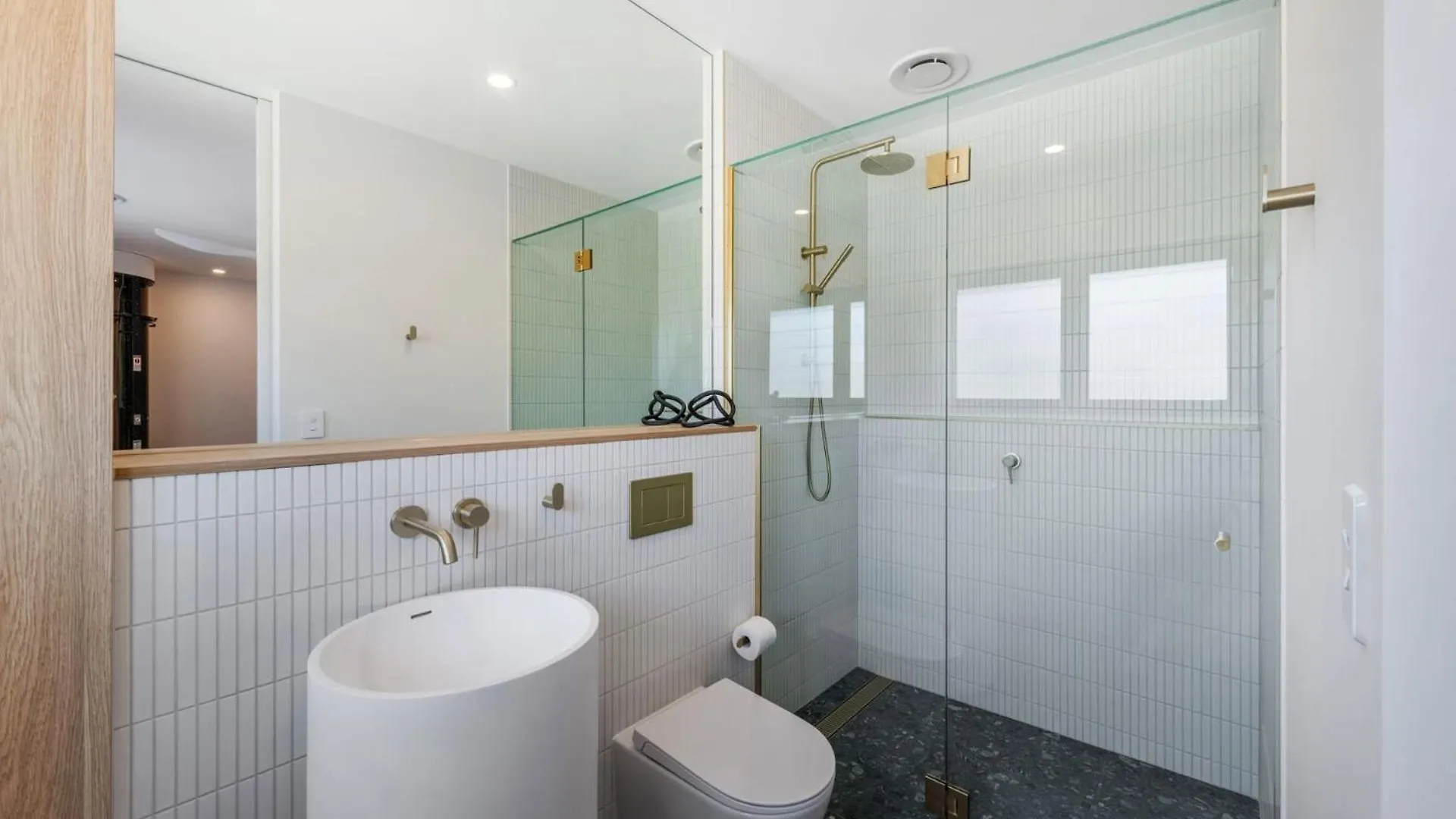 Luxurious Brand New 3 Bedroom House Near The Ocean Mooloolaba